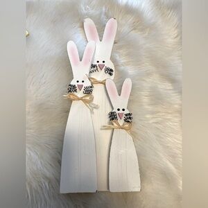 🏠( bundle any 3 w/🏠for $20) Charming White and Pink Wooden Bunny Trio